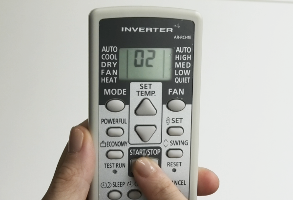 Premere [START/STOP] (Avvio/Arresto). Wi-Fi sull'unità interna lampeggia.